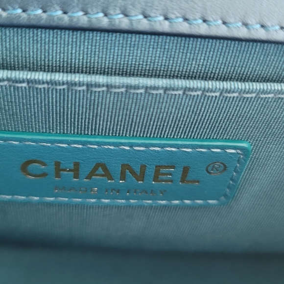 🦋 Chanel Boy Handbag - Picture 8 of 11